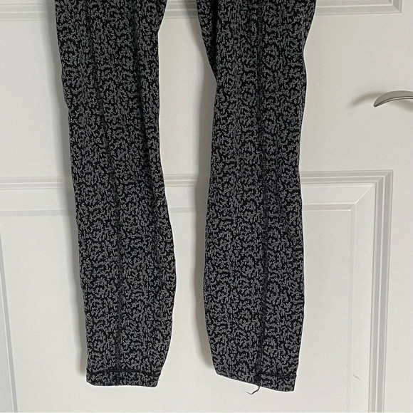 Athleta Ultimate Stash Pocket Textured 7/8 Tight - 29293 - Picture 6 of 16